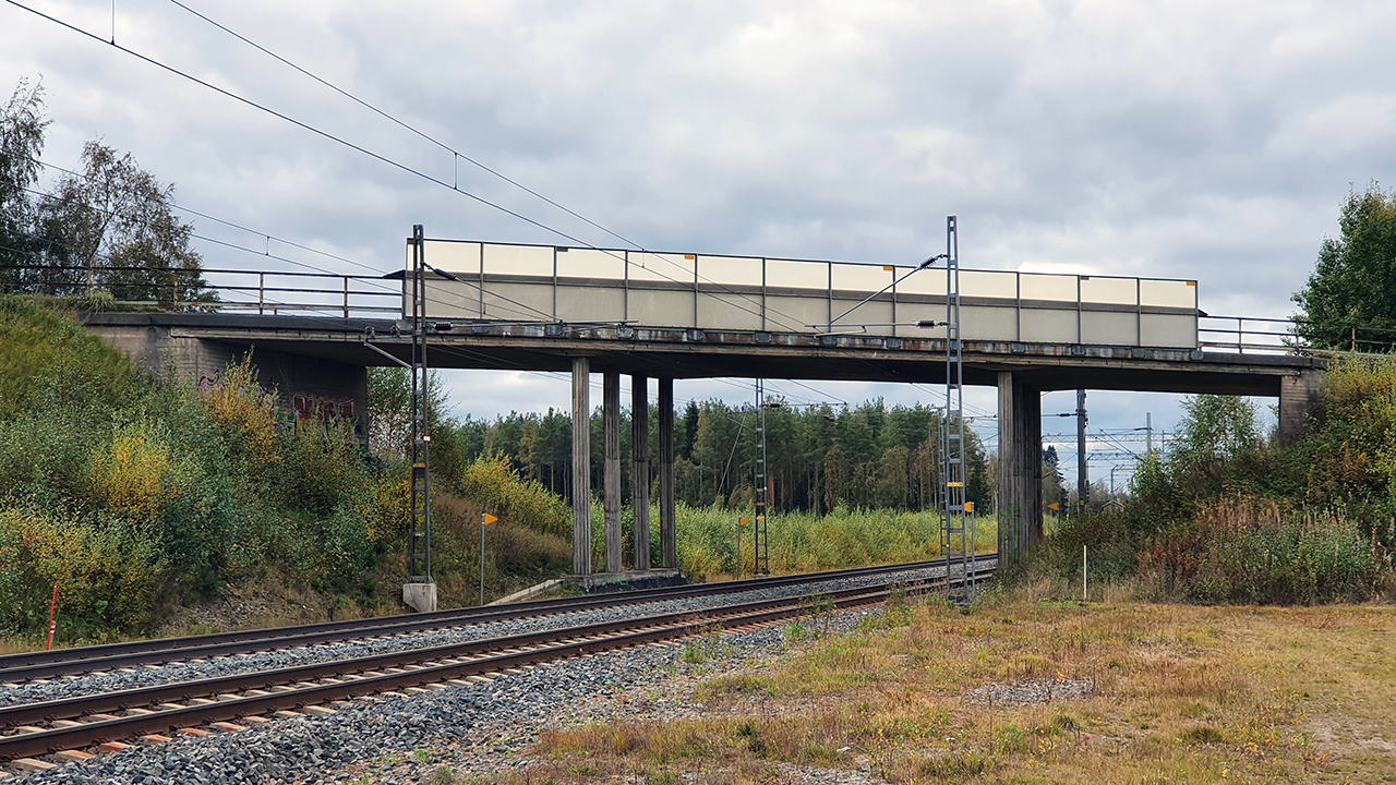 Järnvägsövergångsbron i Kållby, Pedersöre i oktober 2021