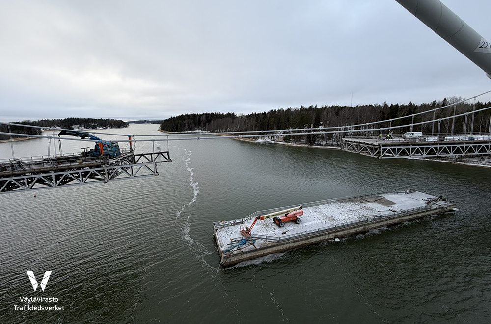  isosta teräsrungosta on sahattu keskus irti