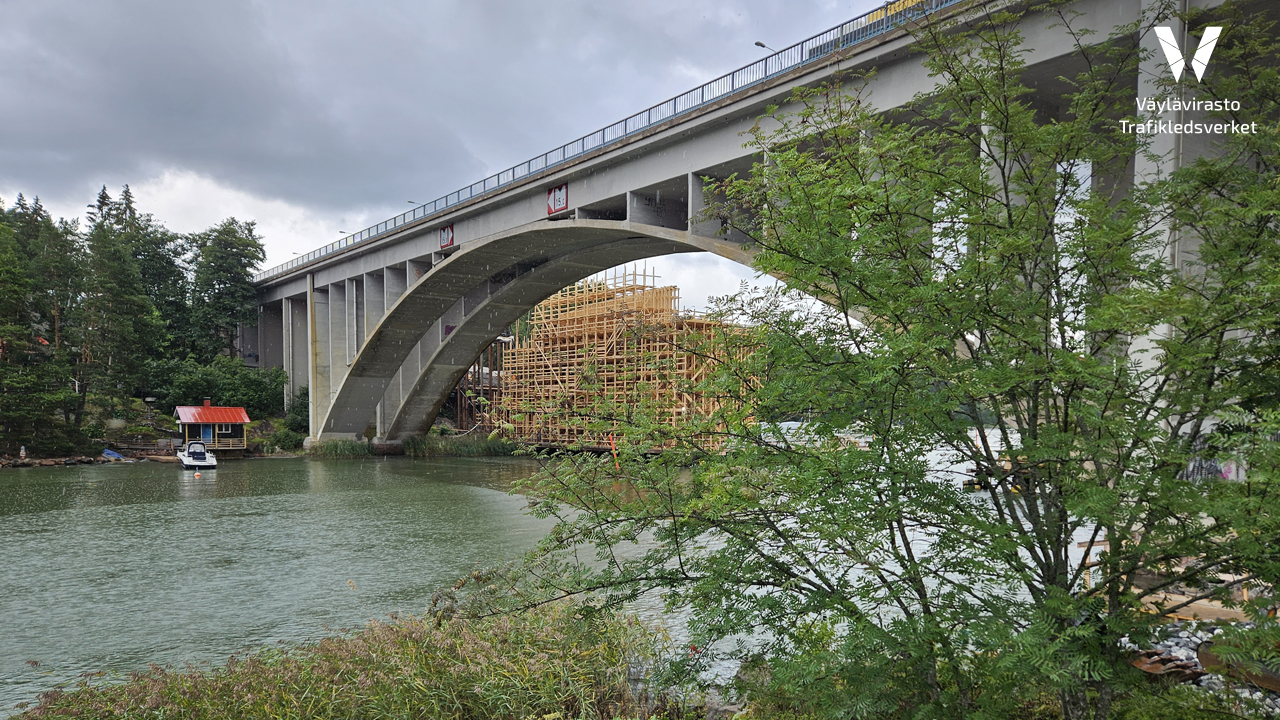 Hessundets gamla bro, arbetsbron syns bakom.