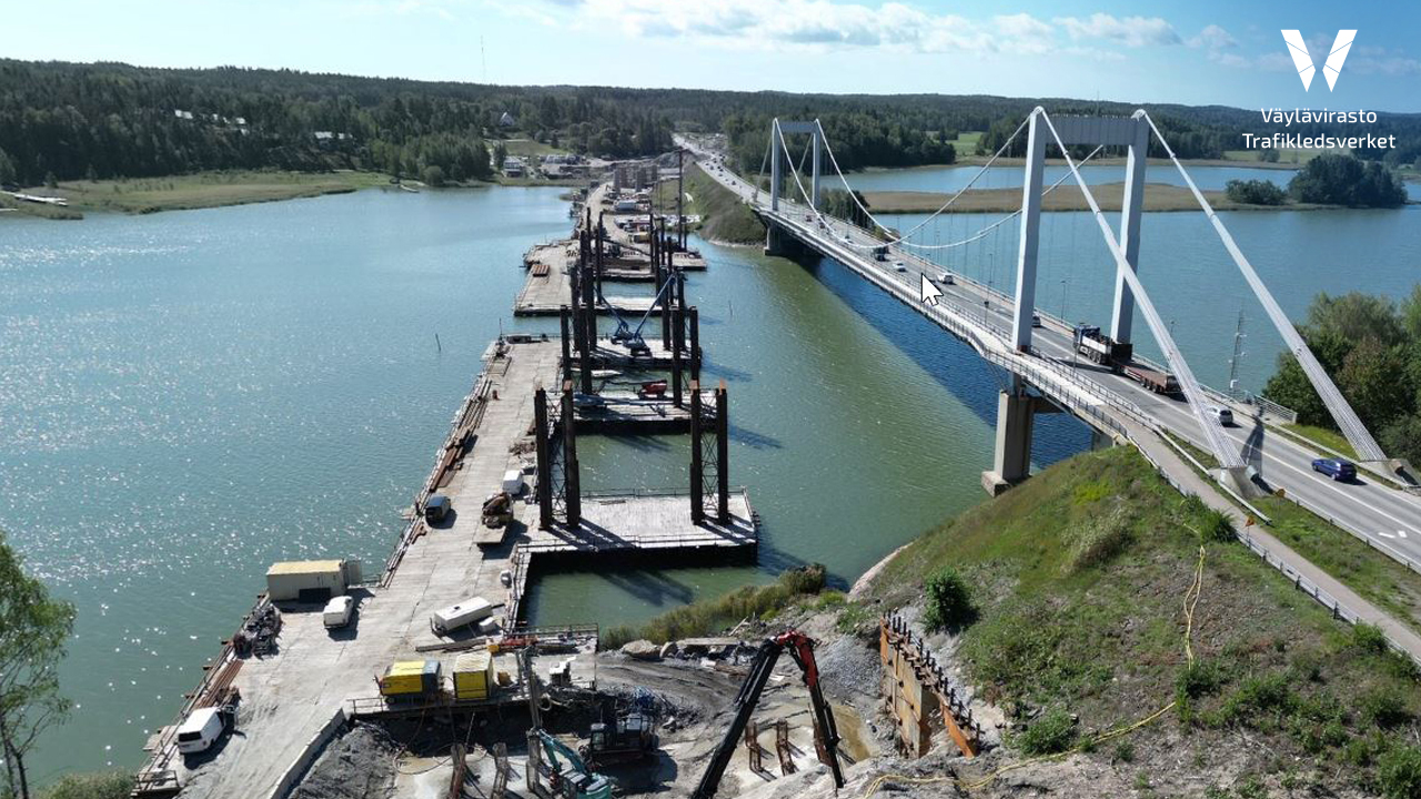 Arbetsbro och stålbalkar, den gamla bron bredvid arbetsbron.