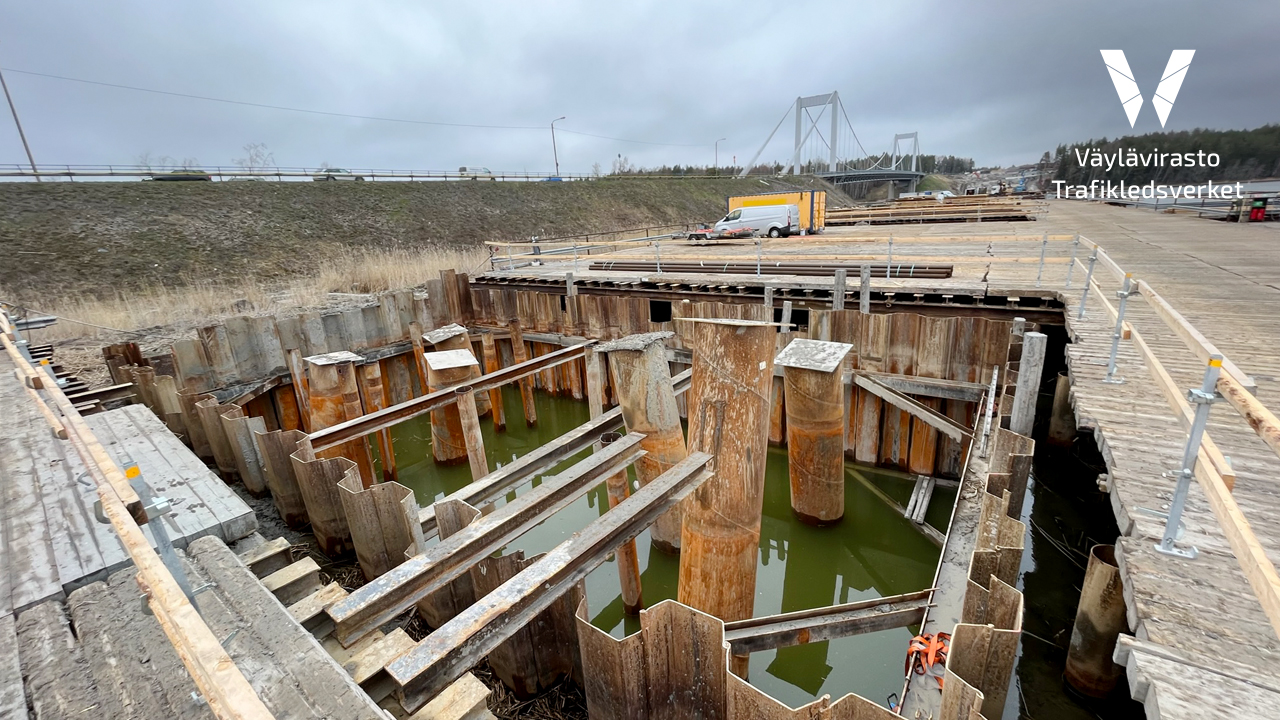 Öppning som gjorts genom arbetsbron ovanför havet, med kassunens stålvägg och stödpålar.