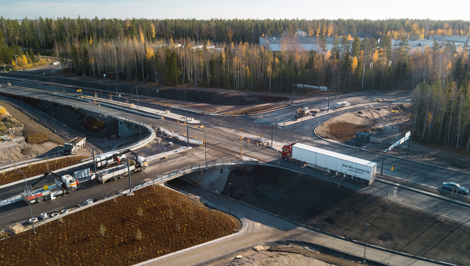 Ilmakuva: rekka pysähdyksissä risteyksessä.