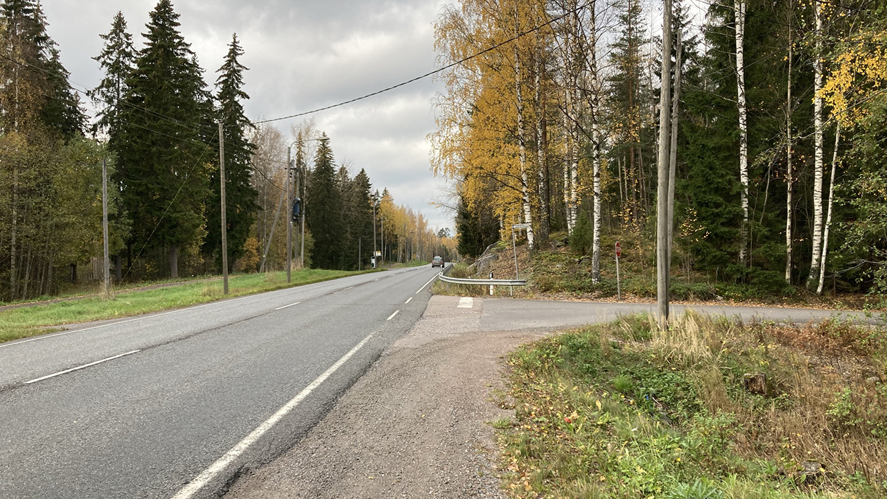 Syksyinen näkymä maantiellä 120. Etualalla Piennartien liittymä.