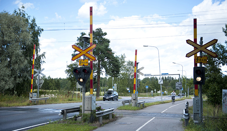 Tasoristeys, jossa on sekä puolipuomilaitos että kevyen liikenteen puomit.