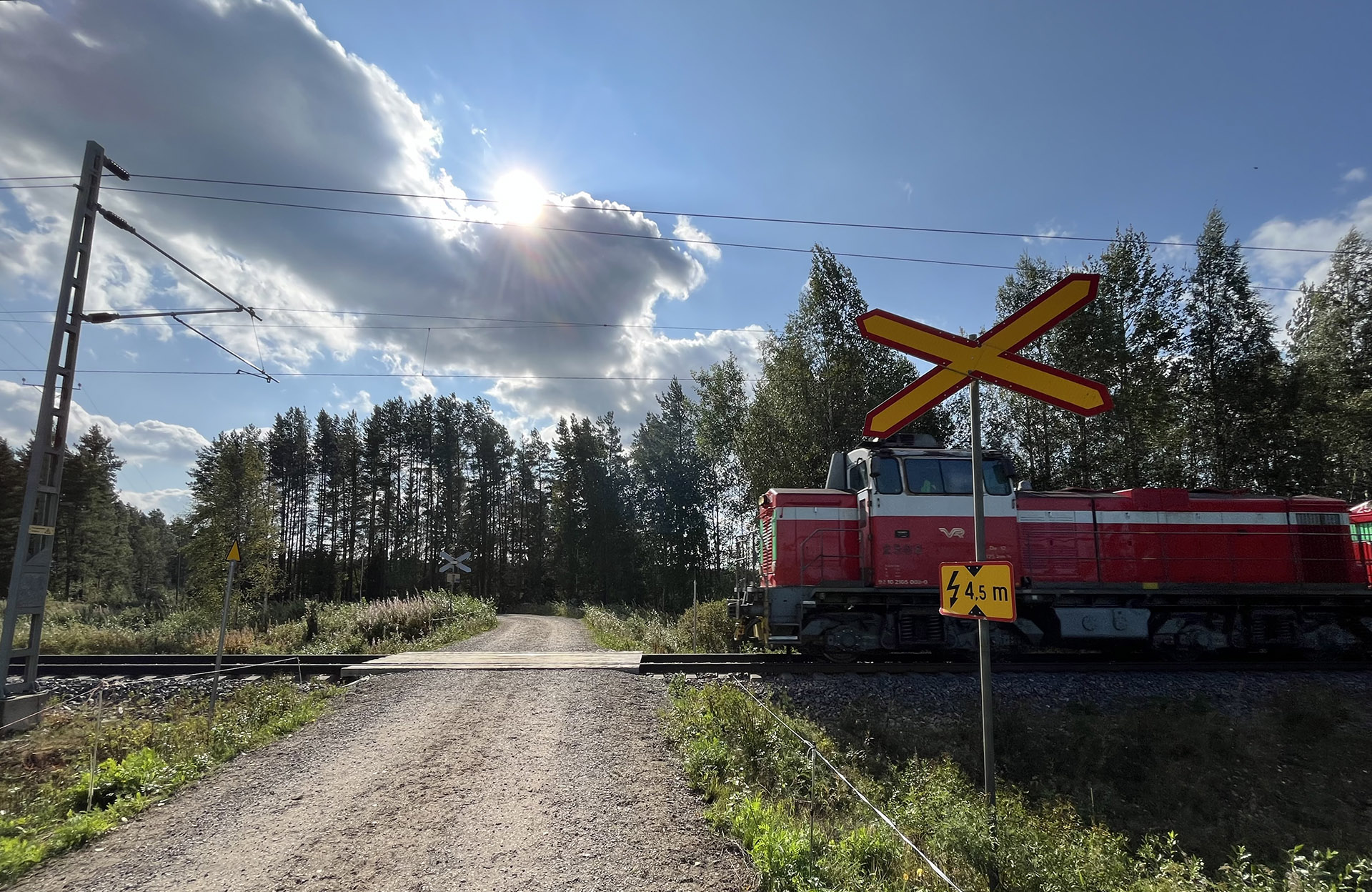 Juna tulossa vartioimattomaan tasoristeykseen.