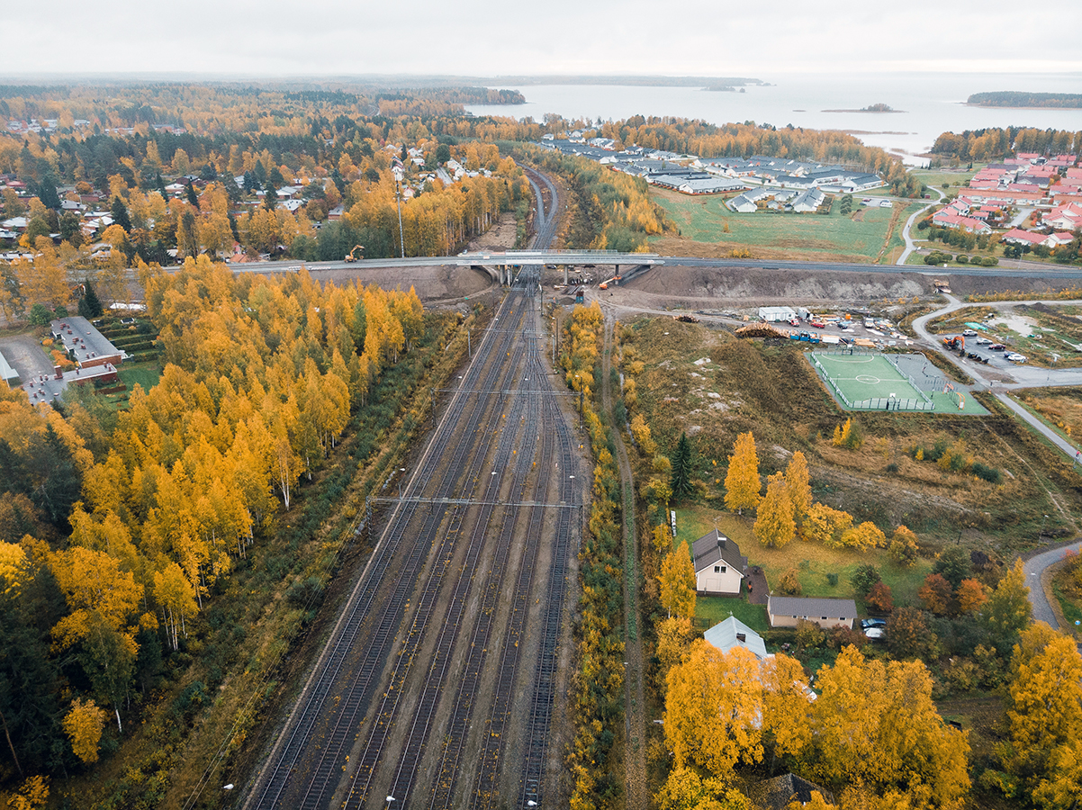 Ilmakuva juna-asemasta: taustalla näkyy järvi sekä kaupunkiasutusta.